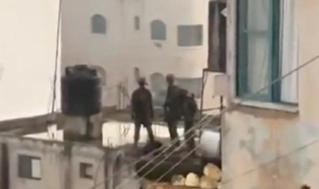 İsrail askerleri, Filistinlilerin cansız bedenlerini çatıdan attı