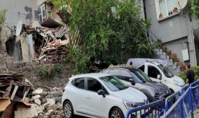 İstanbul'da gecekondu duvarı yıkıldı: 3 araç zarar gördü