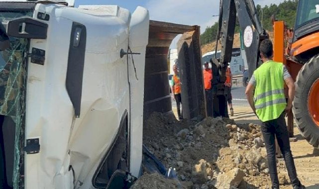 İstanbul'da hafriyat yüklü kamyon otoyola devrildi