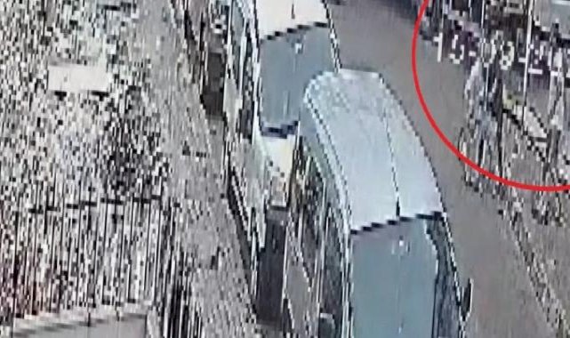 İstanbul'da market tabelası kafasına düştü