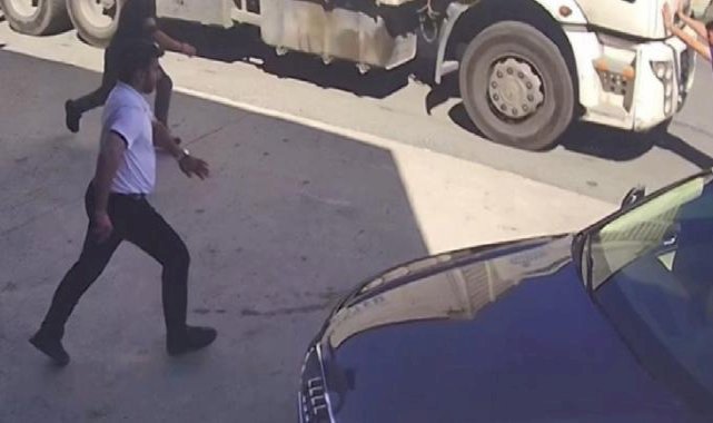 İstanbul'da tamir etmek için girdiği tırın altında can verdi