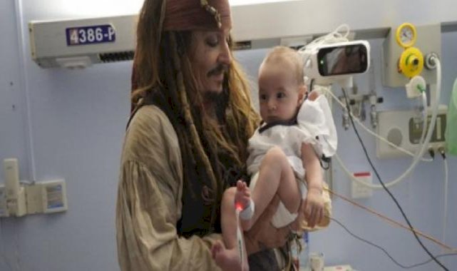 Johnny Depp, korsan kılığında hasta çocukları ziyaret etti