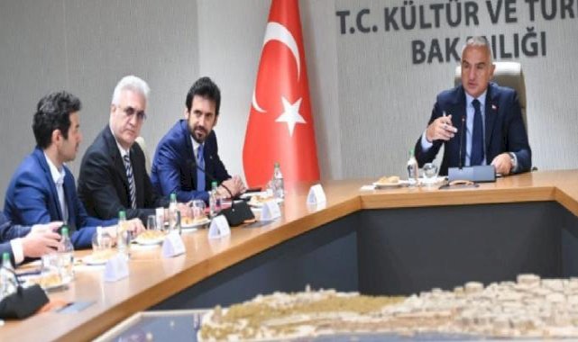 Mehmet Nuri Ersoy, tiyatro temsilcileriyle bir araya geldi: Sorunlarını dinledi