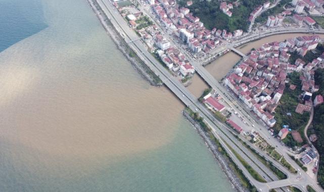 Trabzon'da sel sonrası Karadeniz'in rengi değişti