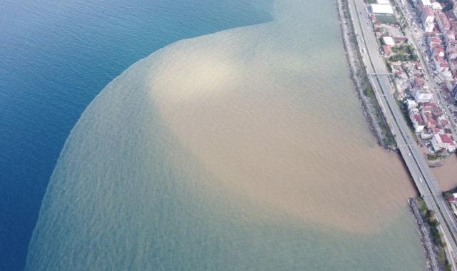 Trabzon'da sel sonrası Karadeniz'in rengi değişti