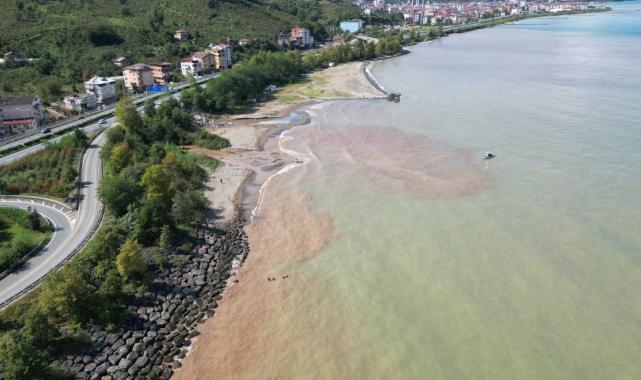 Trabzon'da sel suları denizi çamur rengine çevirdi