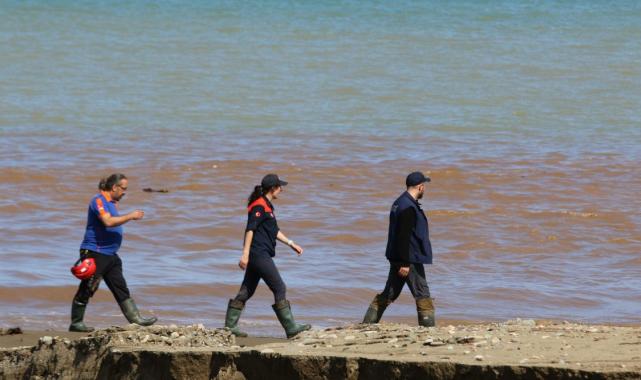Trabzon'da sel suları denizi çamur rengine çevirdi