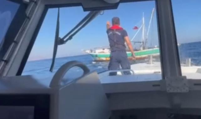 Türk balıkçı teknesini taciz eden Yunan botuna Sahil Güvenlik'ten müdahale