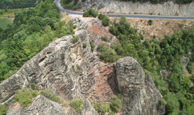 Yalova'da eşini uçurumdan iten şüpheli hakim karşısında çıktı