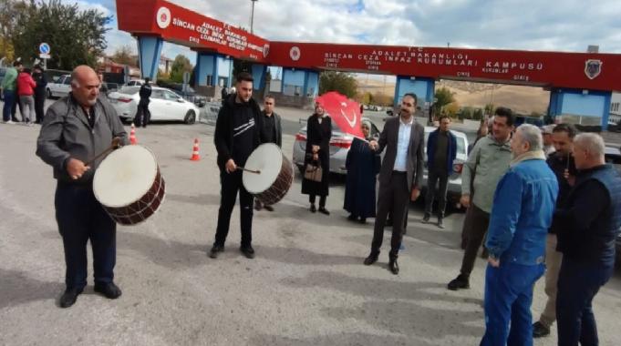 15 Temmuz gazileri Gülen’in ölümünü davul zurnayla kutladı