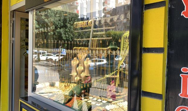 Adana'da kuyumcuyu vurup altınları çaldı