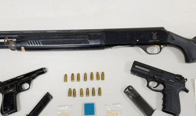 Adana'da uyuşturucu masanın altından çıktı