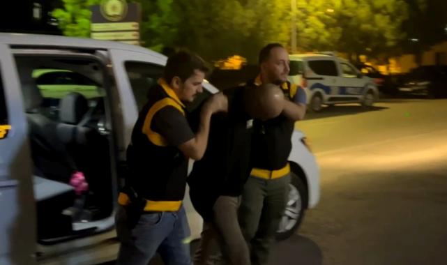 Adana'da uyuşturucu masanın altından çıktı