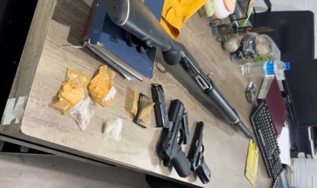Adana'da uyuşturucu masanın altından çıktı