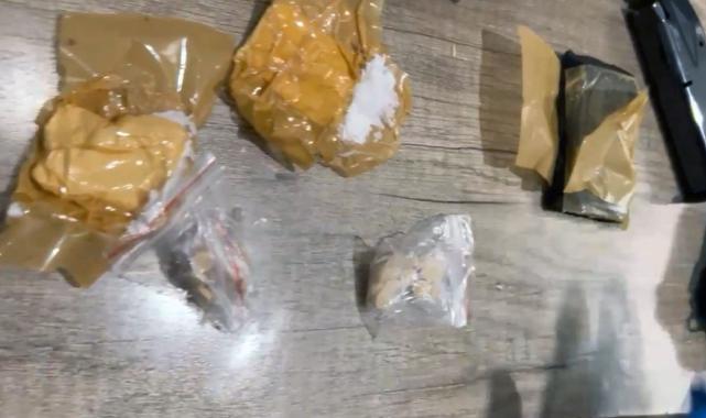 Adana'da uyuşturucu masanın altından çıktı