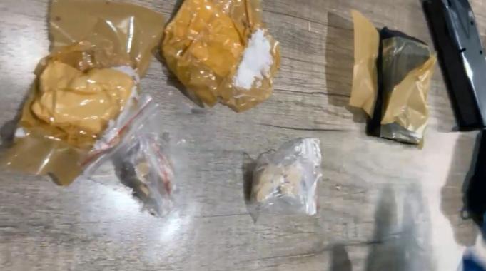 Adana&#039;da uyuşturucu masanın altından çıktı