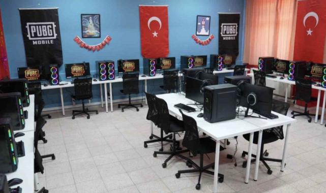 Adıyaman'da öğrencilere çifte bayram: Bilgisayar laboratuvarı oluşturuldu