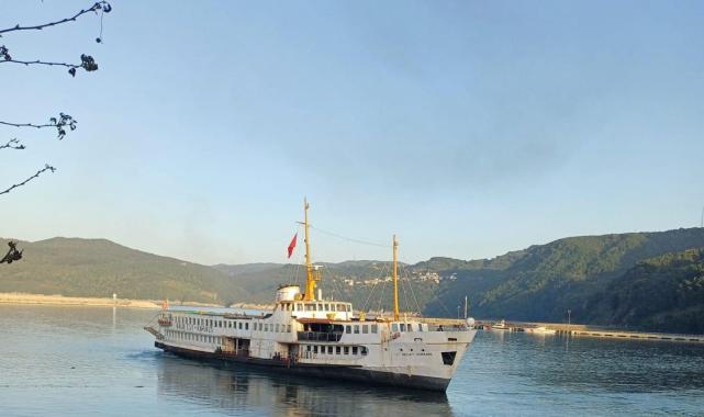 Amasra'da çapası hasar gören restoran vapur plajda karaya vurdu