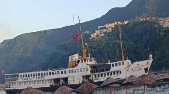 Amasra'da çapası hasar gören restoran vapur plajda karaya vurdu