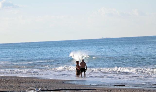 Antalya'da 20 yaşındaki gencin cansız bedeni kıyıya vurdu: Denize girmeye devam ettiler