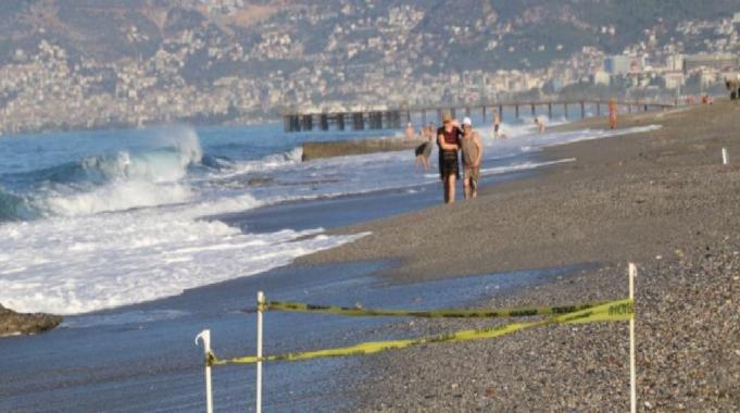 Antalya'da 20 yaşındaki gencin cansız bedeni kıyıya vurdu: Denize girmeye devam ettiler