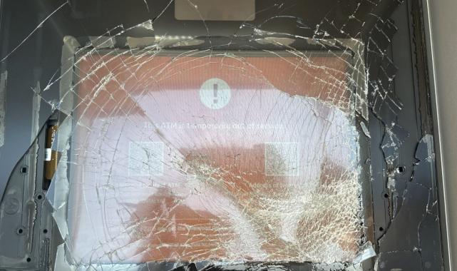 Antalya'da ATM'lere taş ve çöp kovasıyla saldırdı