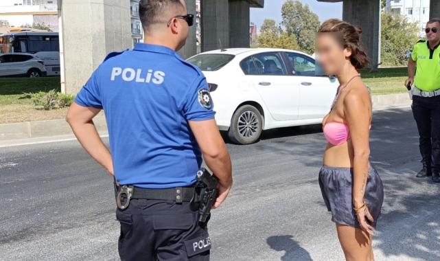 Antalya'da bikinili kadın, polise zor anlar yaşattı