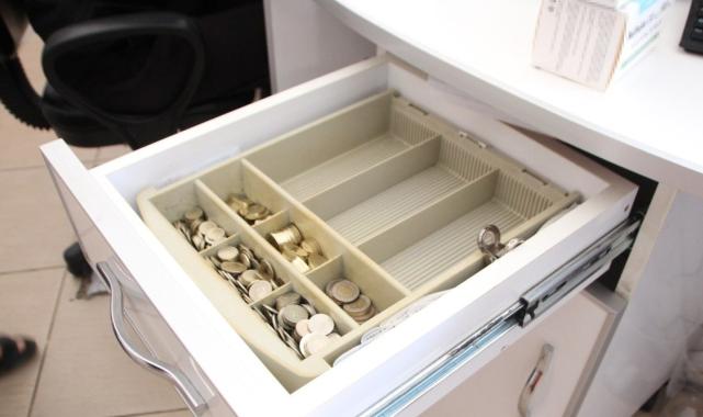 Antalya'da eczaneye giren hırsız para ve kontrole tabi ilaçları çaldı