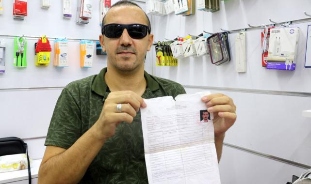 Antalya'da görme engeline rağmen telefon tamirciliği yapıyor