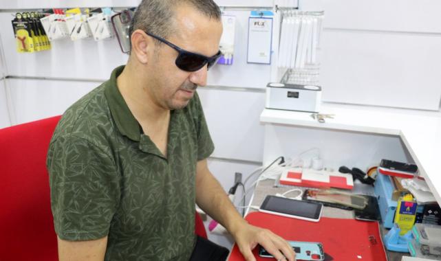 Antalya'da görme engeline rağmen telefon tamirciliği yapıyor