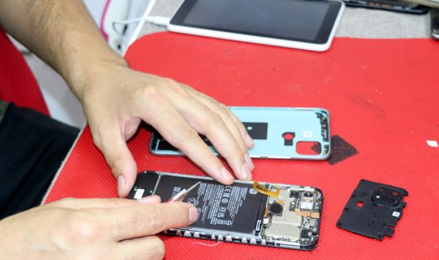Antalya'da görme engeline rağmen telefon tamirciliği yapıyor