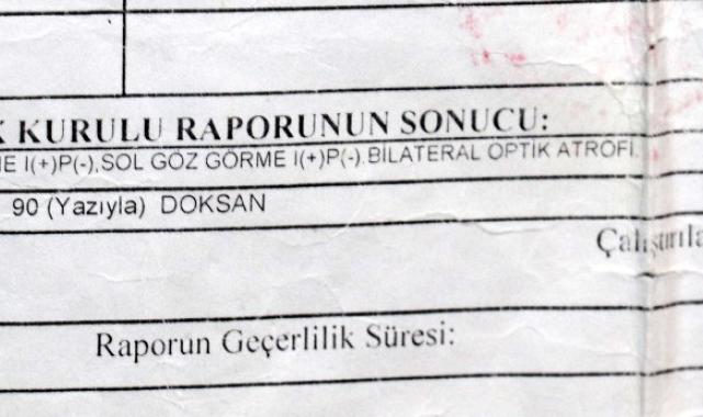 Antalya'da görme engeline rağmen telefon tamirciliği yapıyor