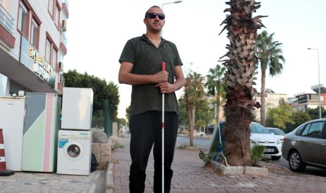 Antalya'da görme engeline rağmen telefon tamirciliği yapıyor
