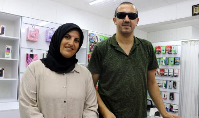 Antalya'da görme engeline rağmen telefon tamirciliği yapıyor