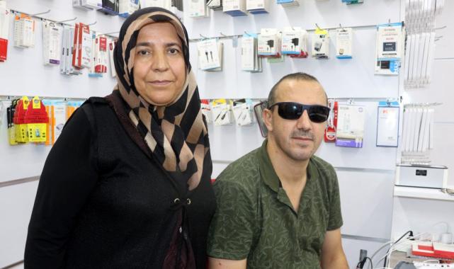 Antalya'da görme engeline rağmen telefon tamirciliği yapıyor