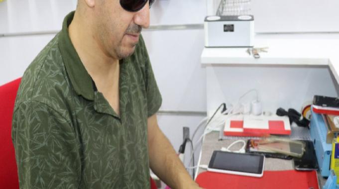 Antalya&#039;da görme engeline rağmen telefon tamirciliği yapıyor
