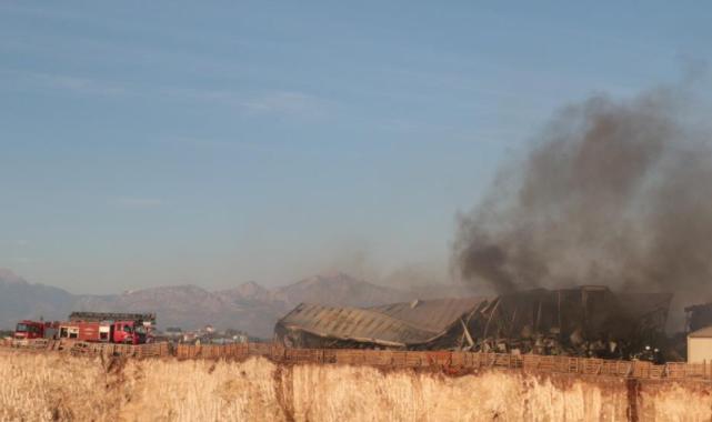 Antalya'da otluk alanda yangın: İşçilerin kaldığı yatakhane kül oldu