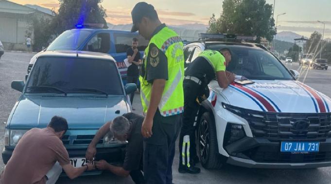 Antalya&#039;da tamirdeki otomobilin plakasını kendi aracına takıp drift attı