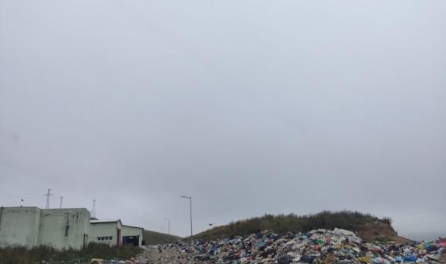 Ardahan'da çöp yığınları tarım arazilerine dağıldı