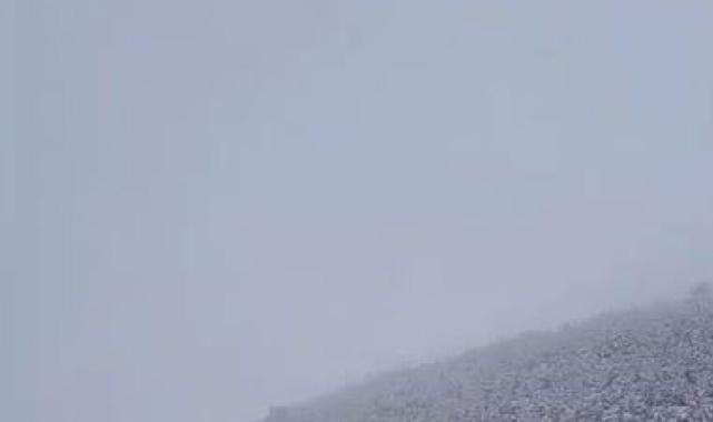 Ardahan'da kar yağınca tırlar yolda mahsur kaldı