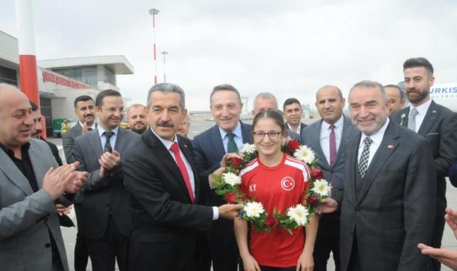 Avrupa şampiyonu Nurselen Yalgettekin'e Cizre'de görkemli karşılama