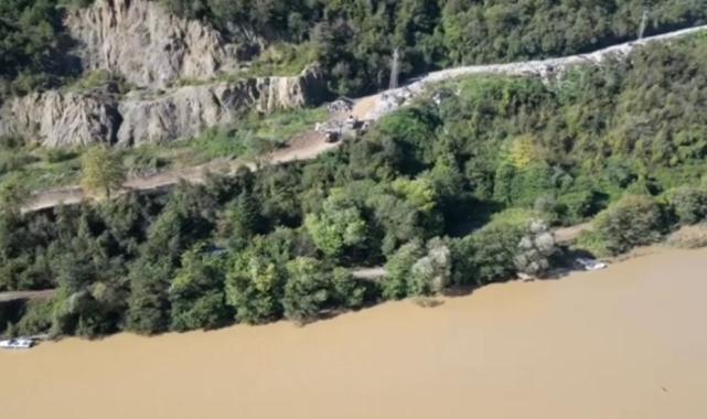 Bartın Irmağı'nın yanındaki yola bırakılan çöpler toplanıyor