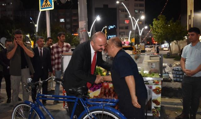 Batman'da bisikleti çalınan çiğköfte ustasına Vali Canalp ve Bakan Yerlikaya'dan hediye