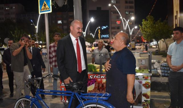 Batman'da bisikleti çalınan çiğköfte ustasına Vali Canalp ve Bakan Yerlikaya'dan hediye