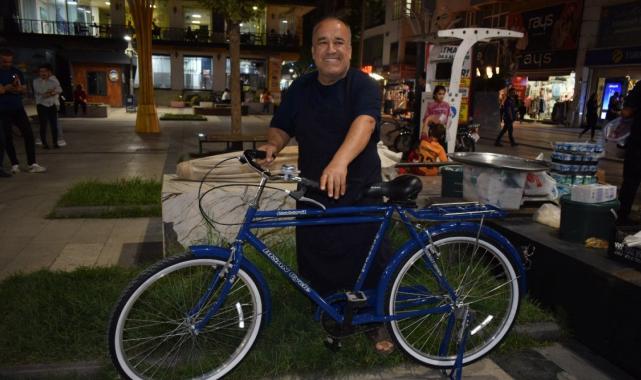 Batman'da bisikleti çalınan çiğköfte ustasına Vali Canalp ve Bakan Yerlikaya'dan hediye