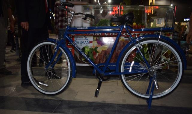 Batman'da bisikleti çalınan çiğköfte ustasına Vali Canalp ve Bakan Yerlikaya'dan hediye