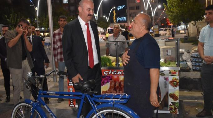 Batman&#039;da bisikleti çalınan çiğköfte ustasına Vali Canalp ve Bakan Yerlikaya&#039;dan hediye
