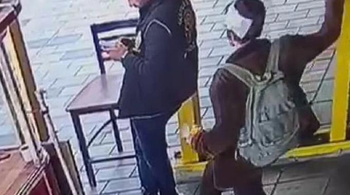 Beyoğlu&#039;ndaki polise bıçaklı saldırıda anneden itiraflar: Her seferinde hastane tarafından serbest bırakıldı