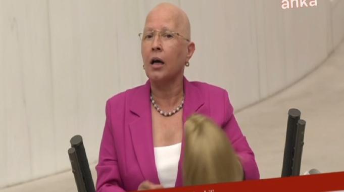 CHP&#039;li Nurten Yönter, meme kanseri farkındalık ayına dikkat çekmek istedi: Peruğunu çıkardı