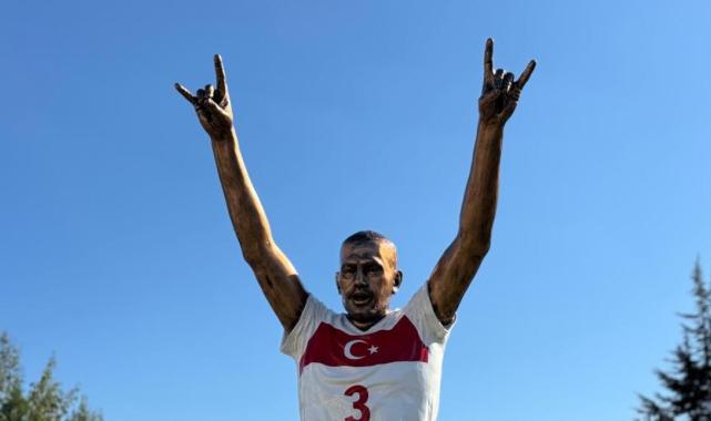 CHP'li Tanju Özcan, Merih Demiral’ın 'bozkurt' heykelini diktirdi